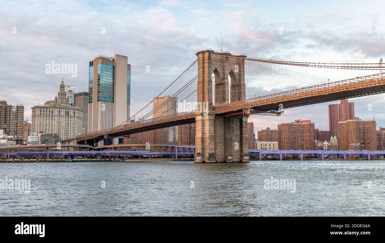 Le pont de Brooklyn au coucher du soleil, à New York Banque D'Images