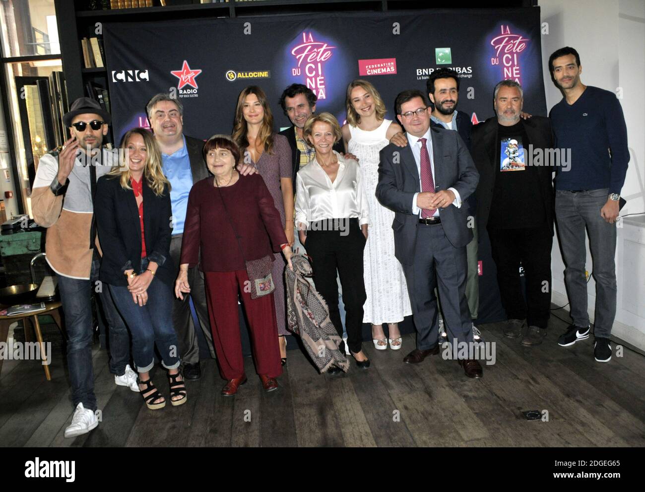 Luc Besson, Agnes Varda, Jr, Tarek Boudali, Jonathan Cohen, Ludiviny Sagnier, Alice Pol, Eric Lartigau, Deborah Francois. Posant lors d'une séance photo pour le lancement de la 33e édition de la Fête du Cinéma à la Cité du Cinéma à Saint-Denis, au nord de Paris, France, le 16 juin 2017. La fête du Cinéma, une campagne de promotion cinématographique avec des billets de cinéma à prix réduit, a lieu du 25 au 28 juin 2017. Photo d'Alain Apaydin/ABACAPRESS.COM Banque D'Images