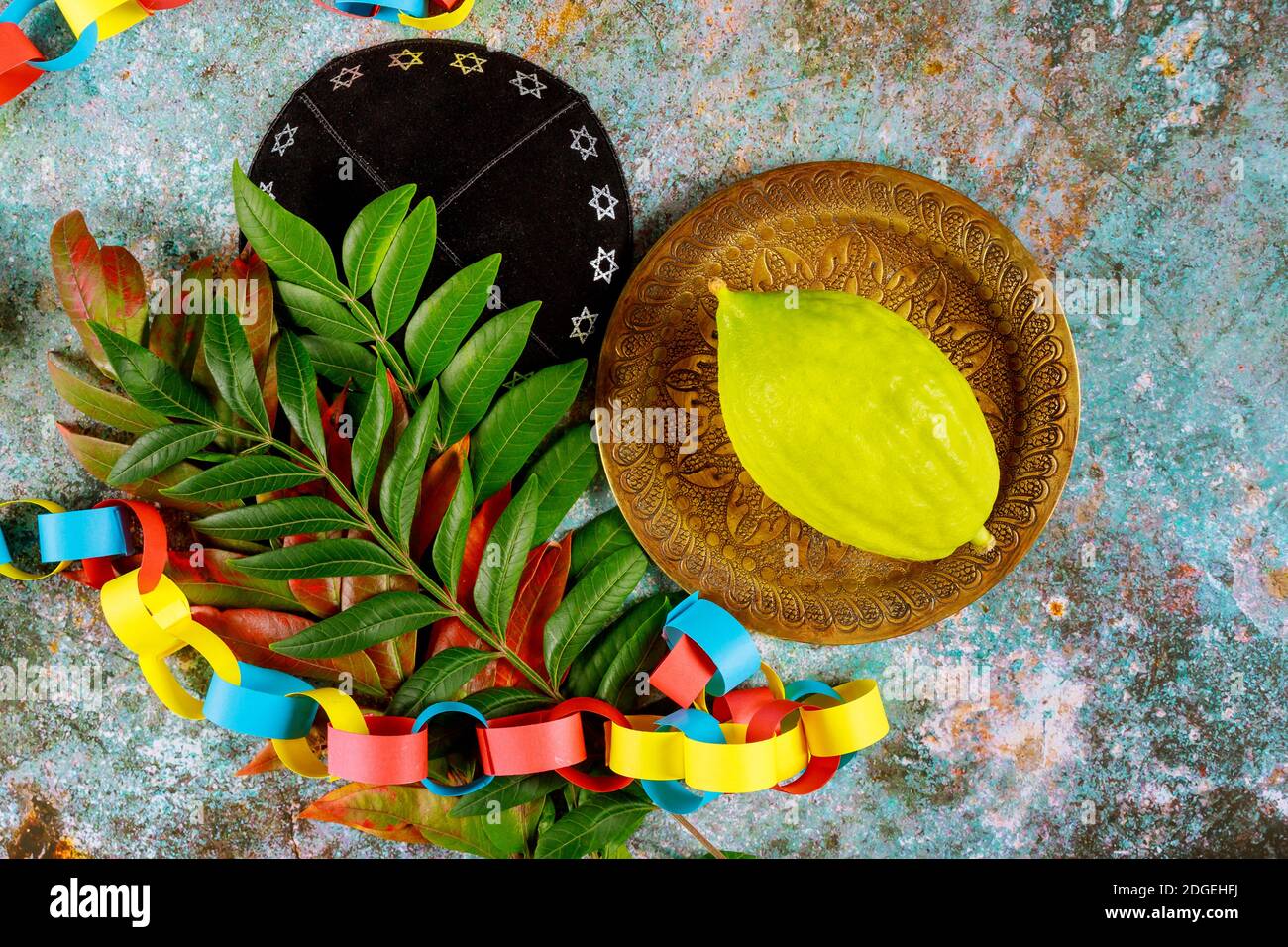 Fête rituelle juive de Sukkot dans le symbole religieux juif Etrog, lulav, hadas, arava tallit priant le livre kippa et shofar Banque D'Images