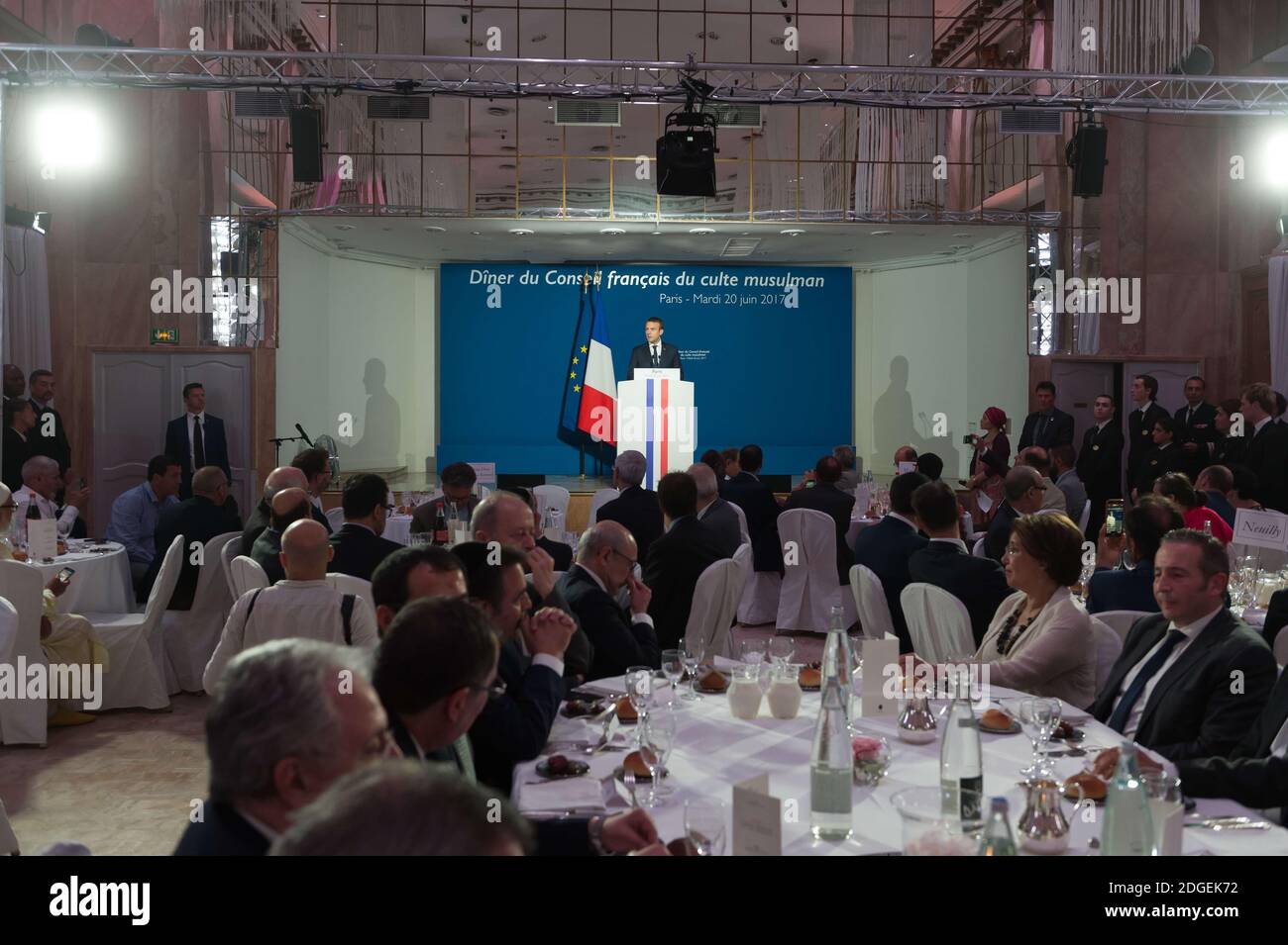 Emmanuel Macron.le président français Emmanuel Macron est flanqué par le ministre français de l'intérieur Gérard Collomb lors d'un dîner organisé par le Conseil français de la foi musulmane (CFCM) pour briser le jeûne du Ramadan à Paris, en France, le 21 juin 2017. Photo de Jacques Witt/Pool/ABACAPRESS.COM Banque D'Images