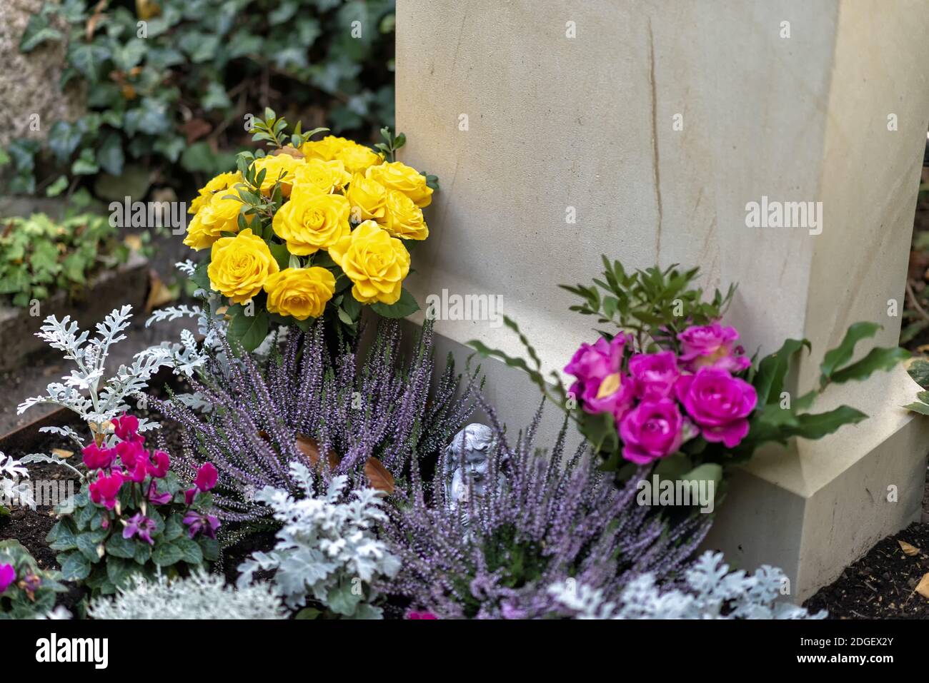 Cimetière avec de vieilles tombes Banque D'Images