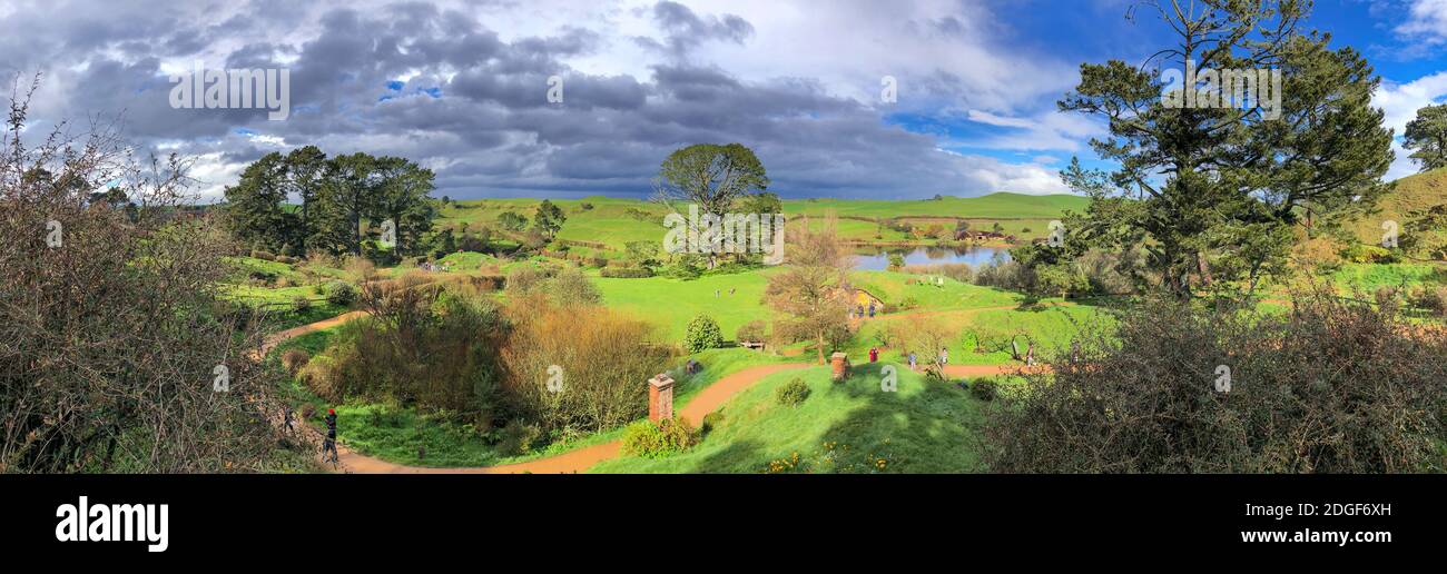 Campagne du film Hobbitebourg sur une belle source matin Banque D'Images