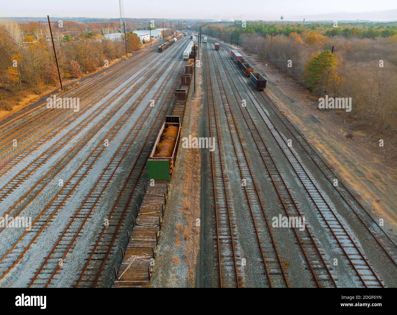 Vue aérienne de la gare ferroviaire dans les trains et les wagons dans un puisard. Banque D'Images