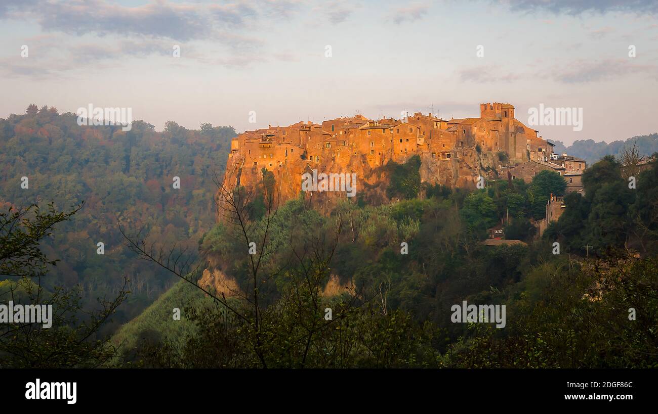 Aube sur la commune médiévale de Calcata en Italie dépeuplement en 1930ème par peur de l'effondrement puis repeuplé par des artistes et des hippies en 1960 Banque D'Images
