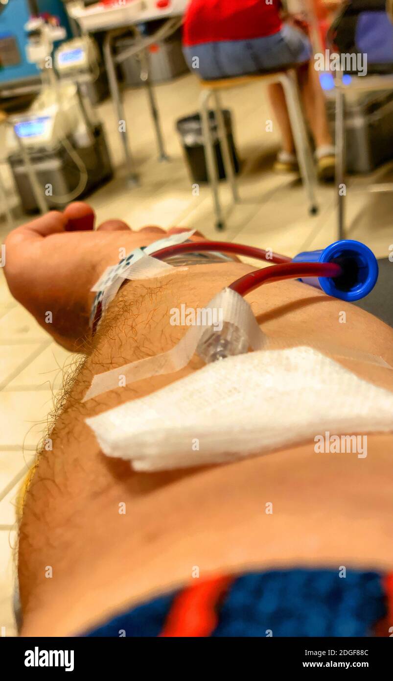 Image en gros plan d'un homme qui donne du sang dans un hôpital de soins de santé. Banque D'Images