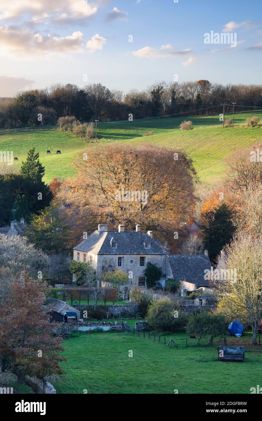 Après-midi lumière du soleil en novembre sur Naunton. Cotswolds, Gloucestershire, Angleterre Banque D'Images