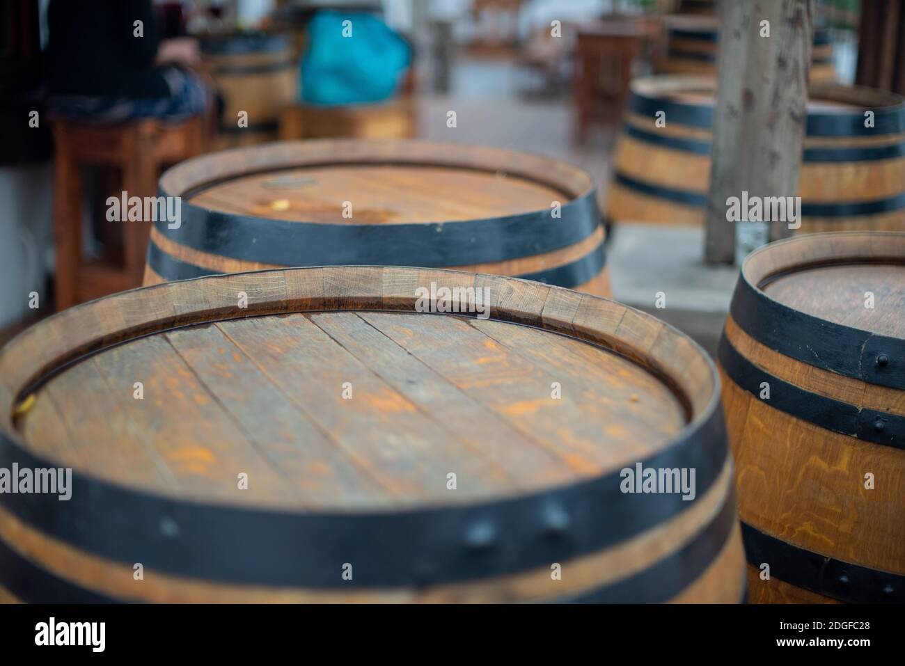 Les fûts de vin en bois ont été filés de près avec un arrière-plan flou Banque D'Images