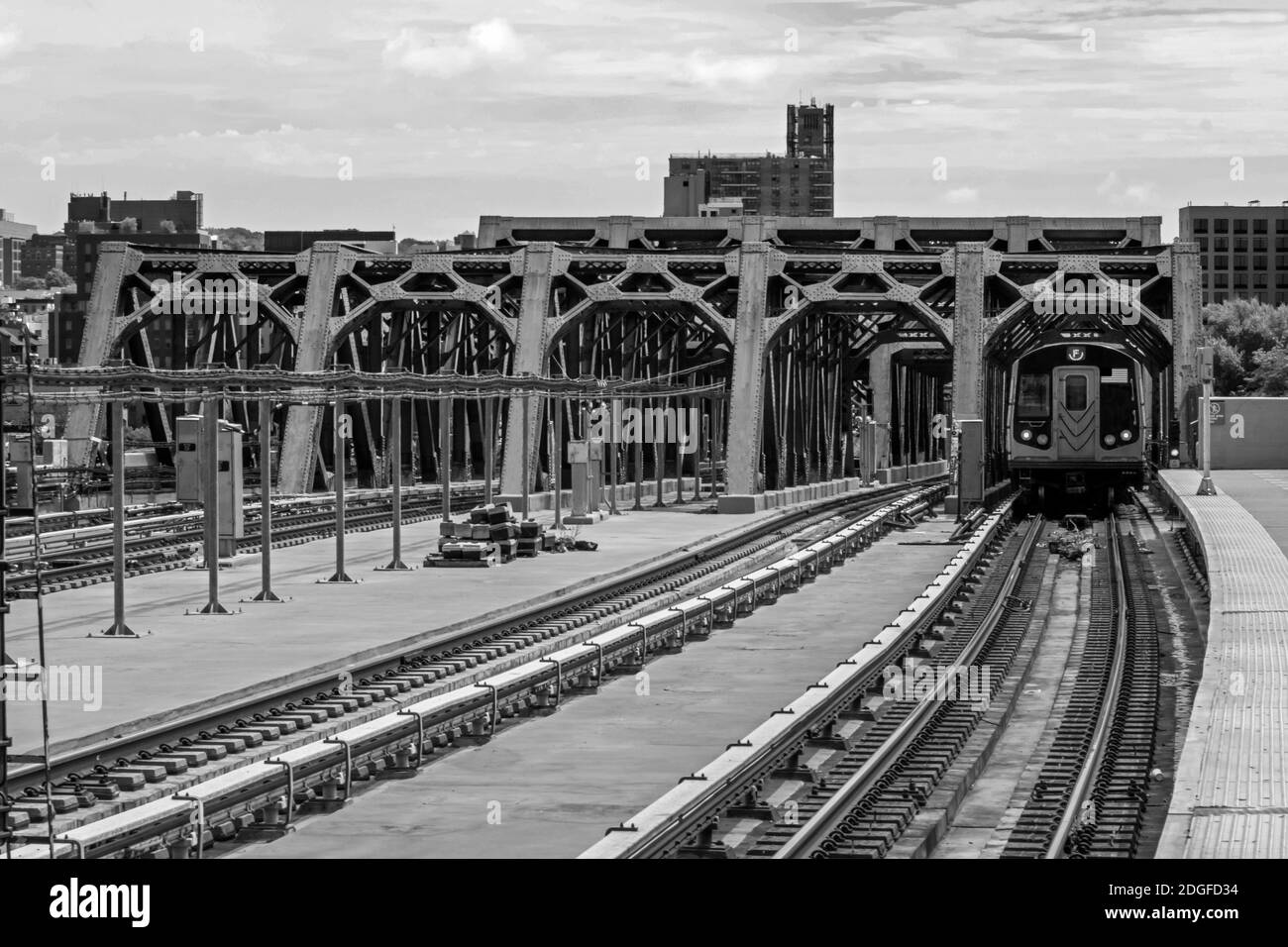 Train surélevé en noir et blanc Banque D'Images