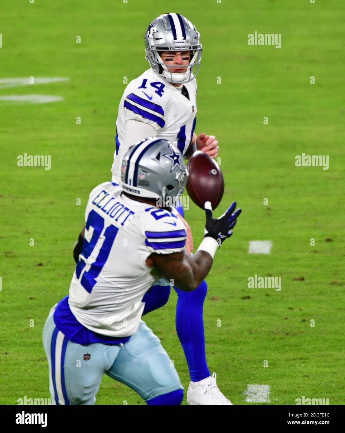 Baltimore, États-Unis. 08 décembre 2020. Le quarterback des Dallas Cowboys Andy Dalton (14) revient à Ezekiel Elliott (21) pendant la première moitié d'un match contre les Baltimore Ravens au stade M&T Bank à Baltimore, Maryland, le lundi 8 décembre 2020. Photo de David Tulis/UPI crédit: UPI/Alay Live News Banque D'Images