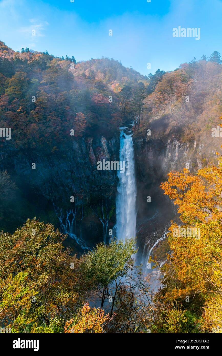 Vue sur la chute d'eau de Kegon sur la falaise de feuillage coloré de la forêt de la saison d'automne Banque D'Images
