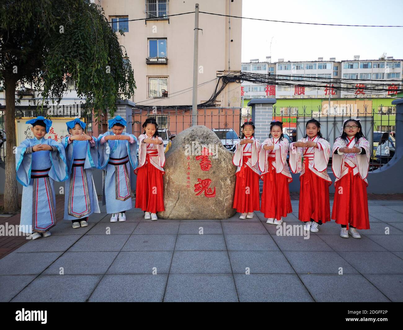 Les élèves de l'école primaire vêtus de Hanfu, un costume traditionnel chinois, écrivent la calligraphie et apprennent la culture traditionnelle dans la ville de Jilin, au nord-est Banque D'Images