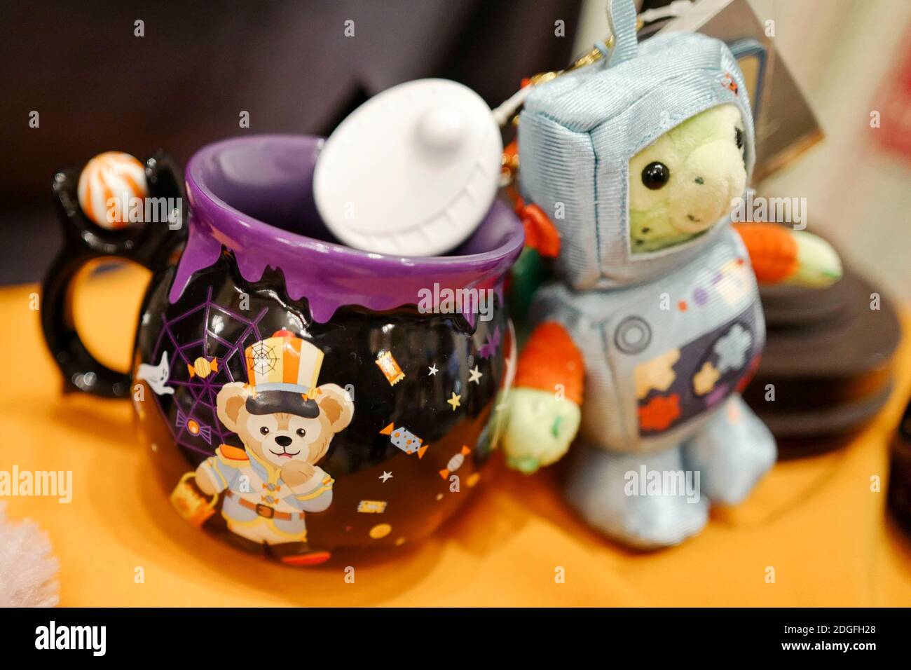 Des souvenirs avec des éléments d'Halloween sont vus dans les magasins dans le Parc Disneyland de Shanghai pour célébrer l'Halloween, Shanghai, Chine, le 1er novembre 2020. ** Banque D'Images