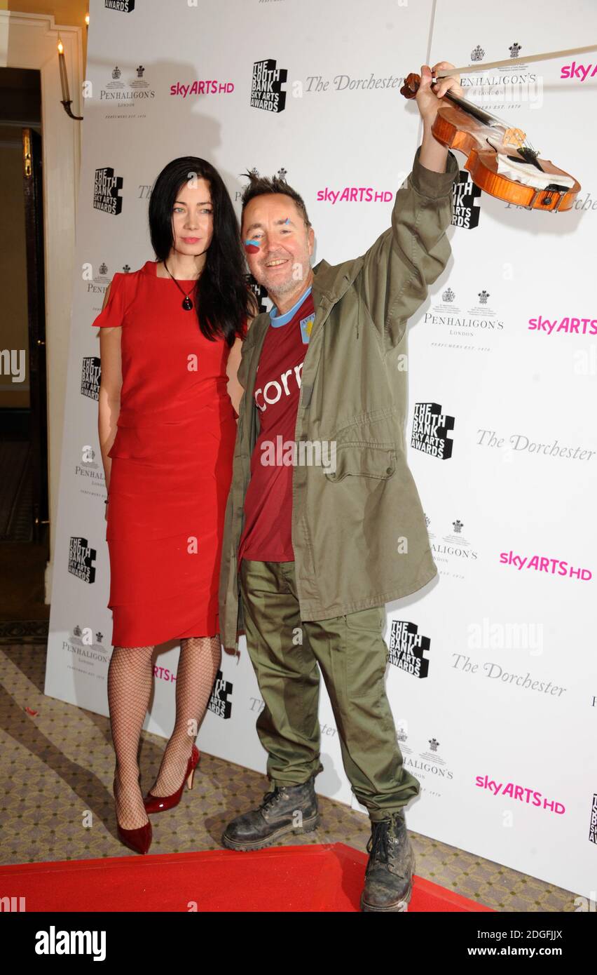 Nigel Kennedy et sa femme arrivent pour les South Bank Sky Arts Awards au Dorchester Hotel, Londres. Banque D'Images