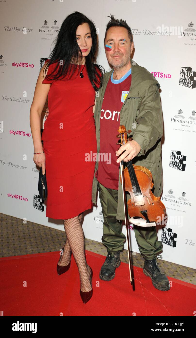 Nigel Kennedy et sa femme arrivent pour les South Bank Sky Arts Awards au Dorchester Hotel, Londres. Banque D'Images