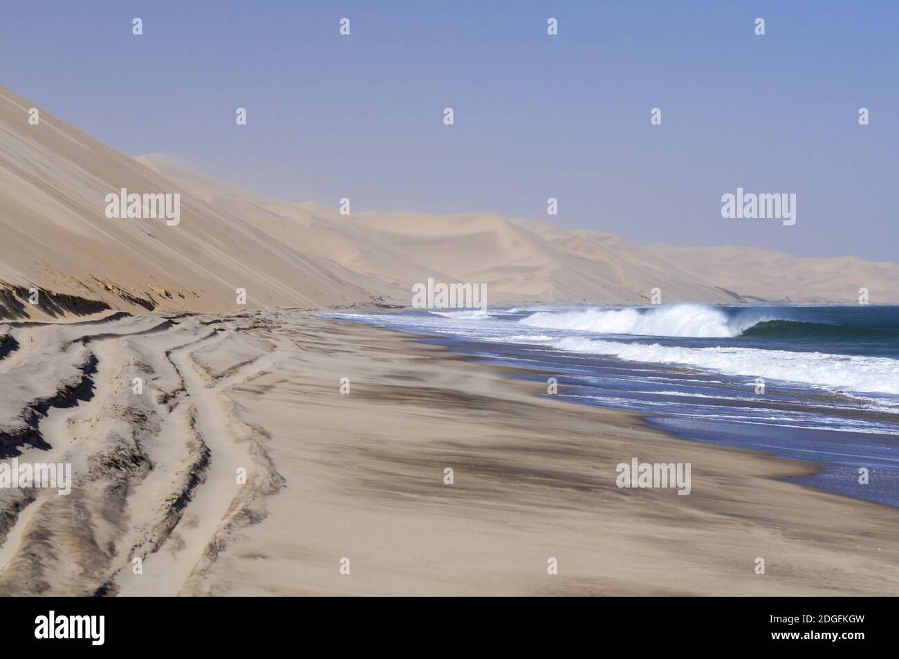 Tempête sur la Côte des Squelettes, des dunes de l'océan Atlantique, le désert de Namib, Namibie, Afrique. Banque D'Images