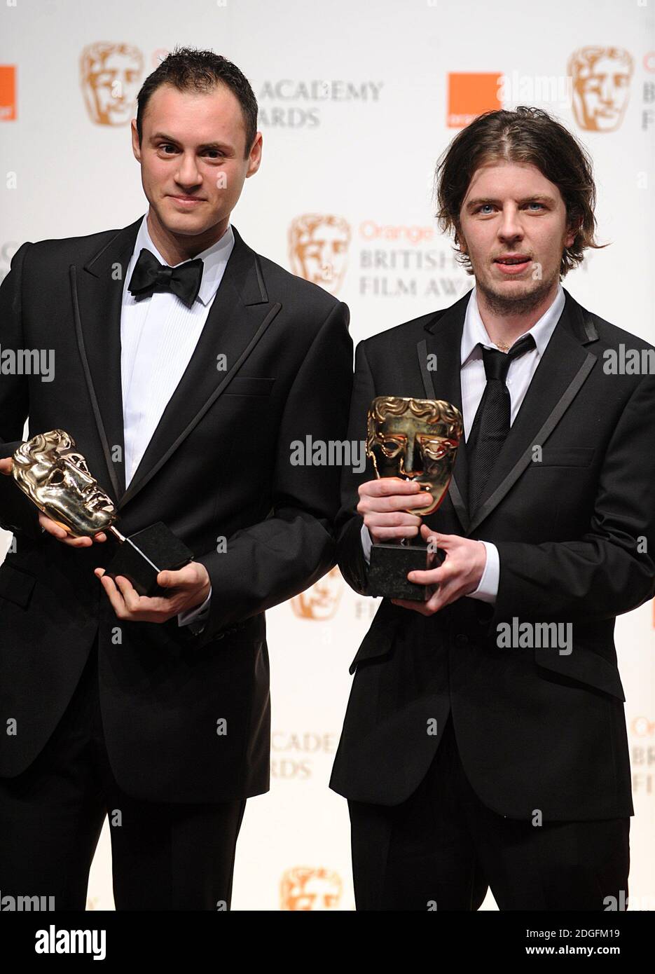 Poss Kondeatis (à gauche) et Paul Wright, lauréats du prix du meilleur court-métrage dans la salle de presse des Orange British Academy film Awards 2011, The Royal Opera House, Covent Garden, Londres. Banque D'Images