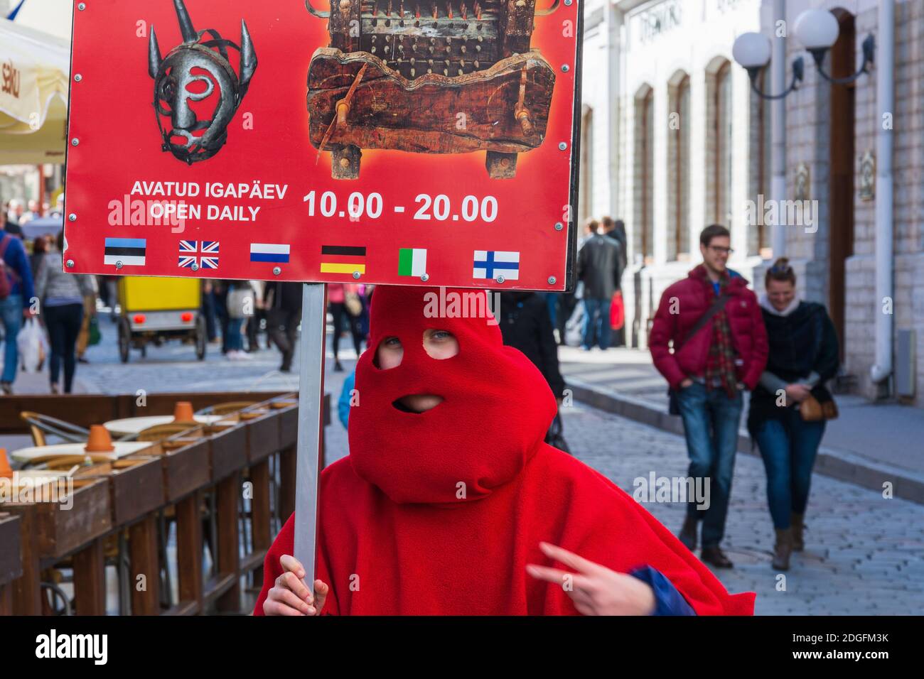 Les instruments médiévaux de torture exposition des annonceurs dans la cagoule rouge sur Viru rue dans la vieille ville de Tallinn Estonie Banque D'Images
