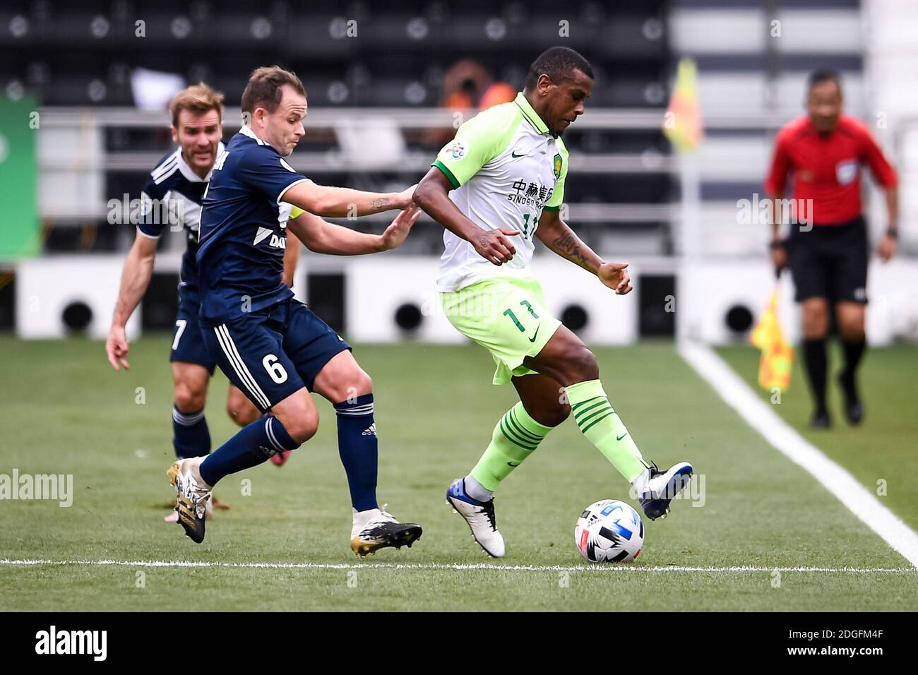 Le footballeur professionnel australien Leigh Michael Broxham de Melbourne Victory F.C., à gauche, et le joueur de football brésilien Fernando Lucas Martins, ou sim Banque D'Images