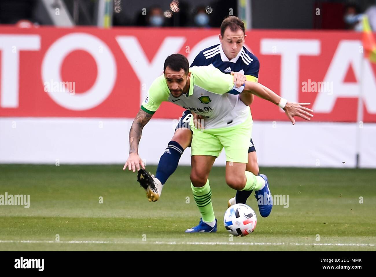 Le footballeur australien Leigh Michael Broxham de Melbourne Victory F.C., de retour, tente de voler le ballon du joueur de football brésilien Re Banque D'Images
