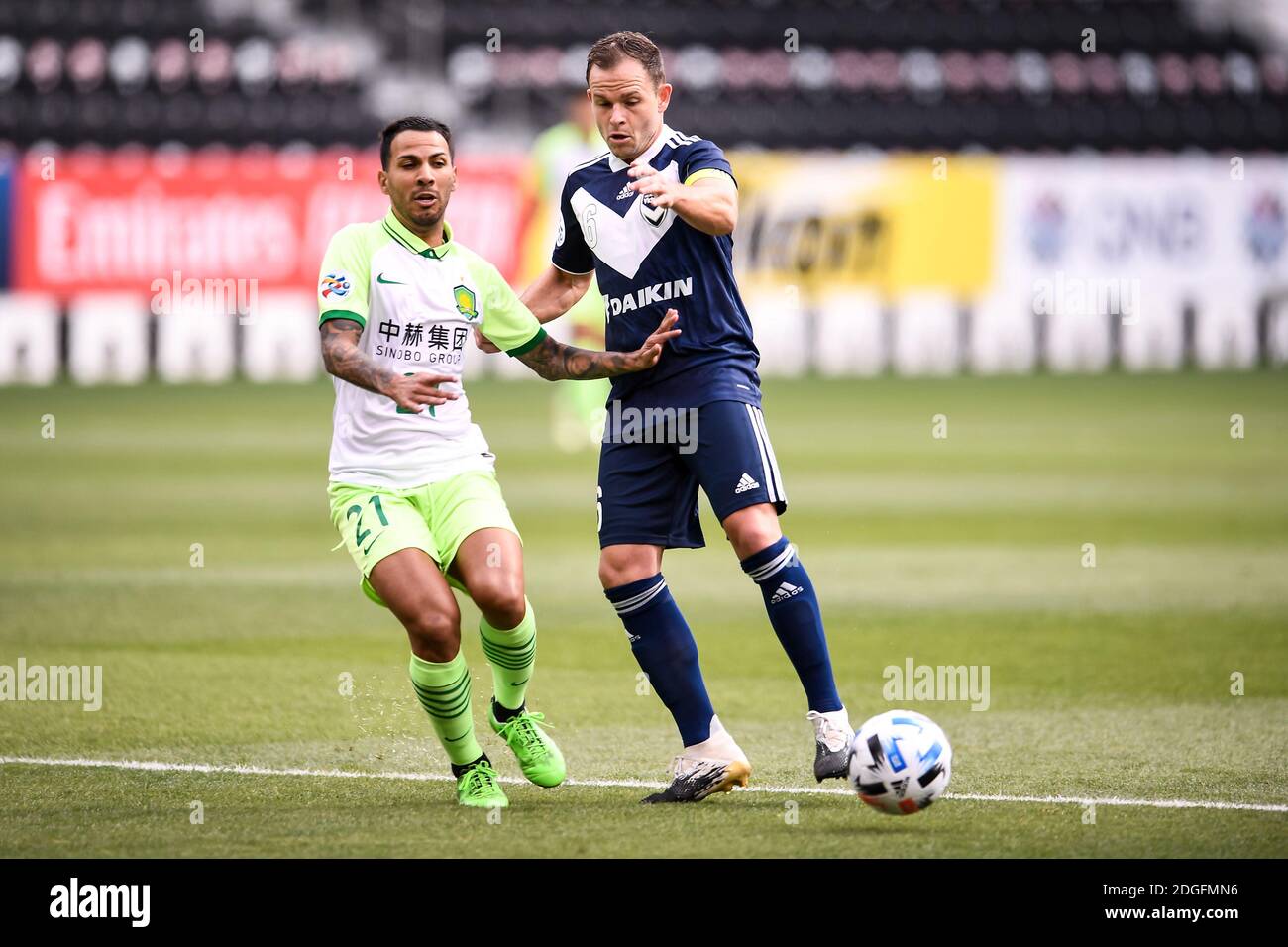 Jonathan Viera, joueur de football espagnol de Beijing Sinobo Guoan F.C., à gauche, et le footballeur australien Leigh Michael Broxham, de Melbourne V. Banque D'Images