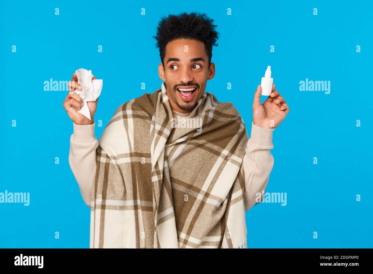Un homme souriant plein d'énergie se sentant mieux après s'être débarrassé du rhume ou de la grippe, en tenant des médicaments prescrits, des pilules, des médicaments Banque D'Images