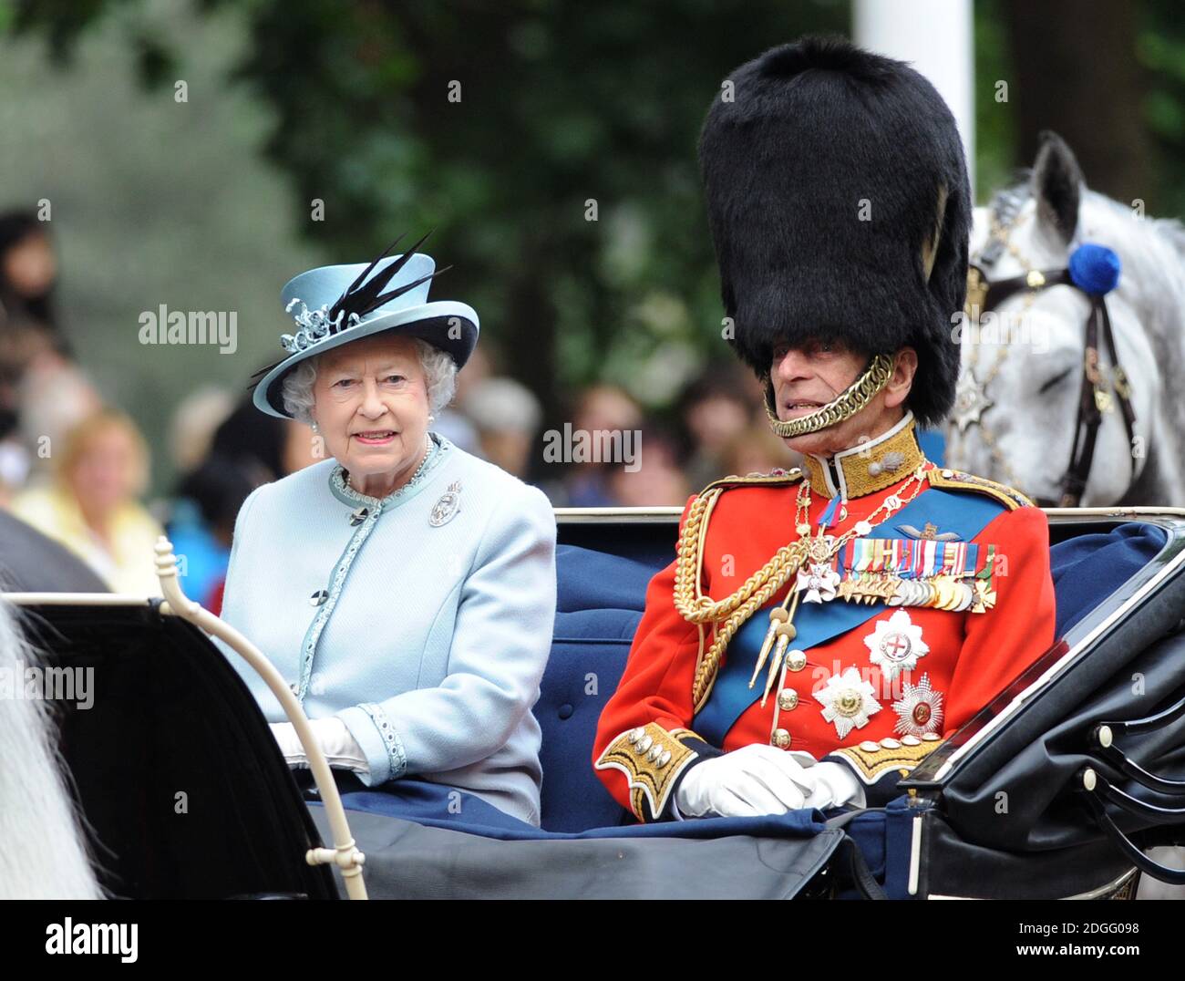 HM The Queen et Prince Philip à Trooping The Color, Buckingham Palace, The Mall, Londres. Banque D'Images