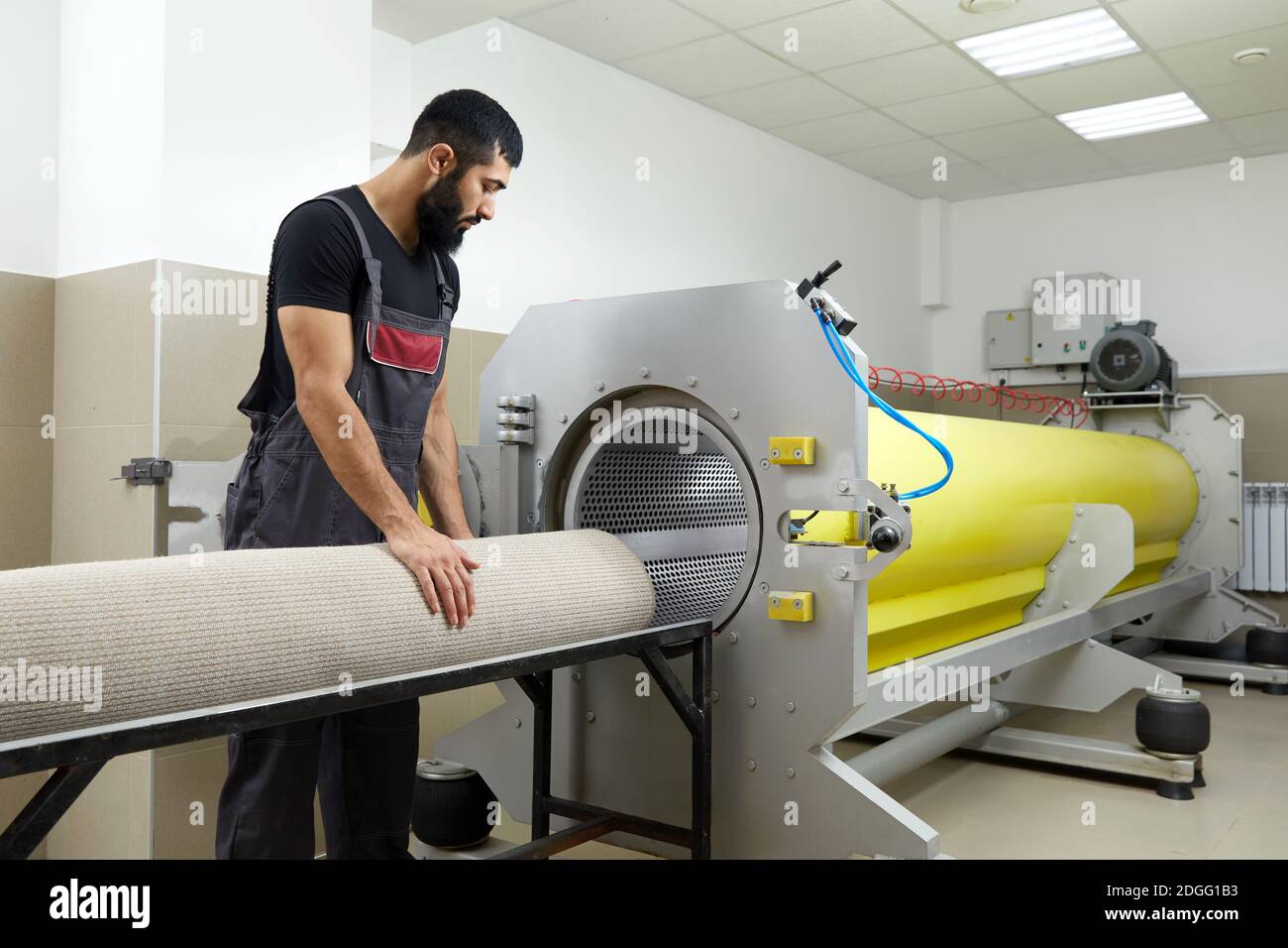 Homme utilisant la machine de séchage pour le nettoyage de tapis. Service  professionnel de nettoyage de tapis Photo Stock - Alamy