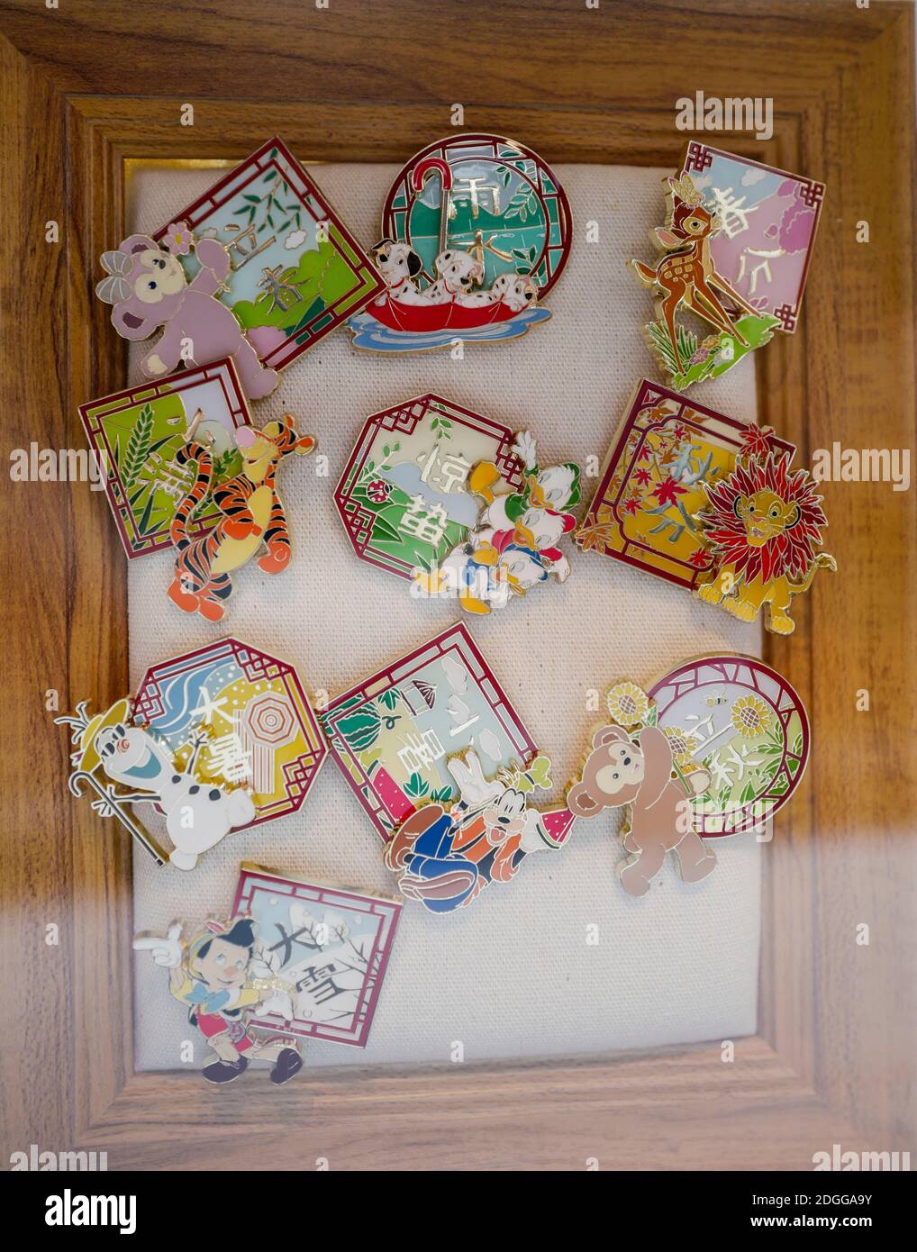 Disney lance des badges avec le thème des vingt-quatre termes solaires et Shanghai, qui est très populaire dans la ville de Shanghai, en Chine, le 1er novembre 2020. Banque D'Images
