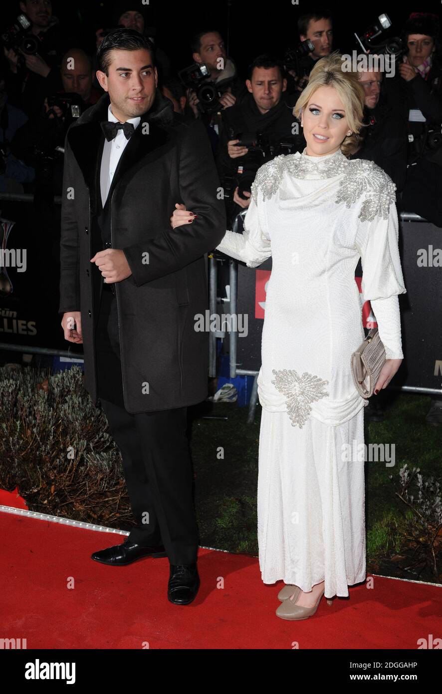 James 'Arg' argent et Lydia Bright arrivant aux Sun Military Awards 2011, également connu sous le nom de Millies, le Musée impérial de la guerre de Londres. Banque D'Images