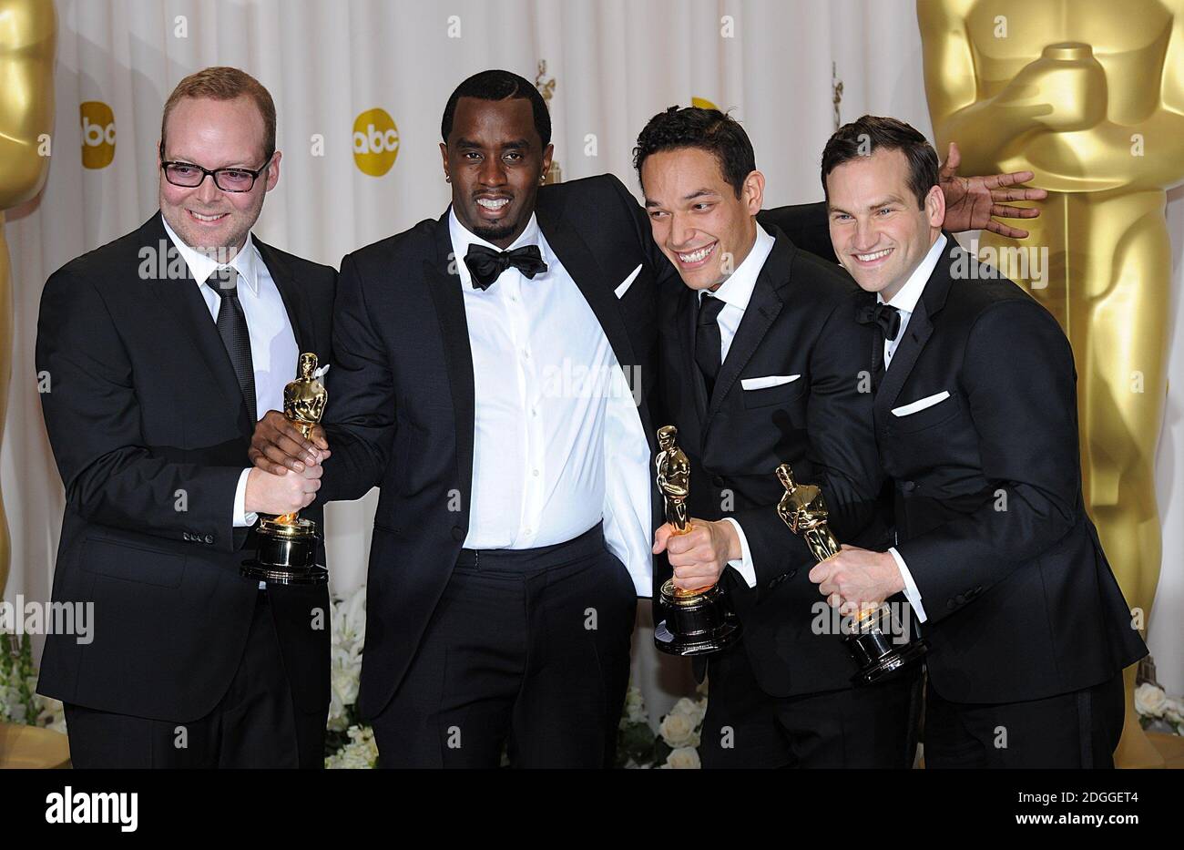 TJ Martin, Dan Lindsay et Richard Middlemas avec le prix du meilleur documentaire, reçu pour Undeeted, posent avec Sean 'Diddy' Combes aux 84e Academy Awards au Kodak Theatre de Los Angeles. Banque D'Images