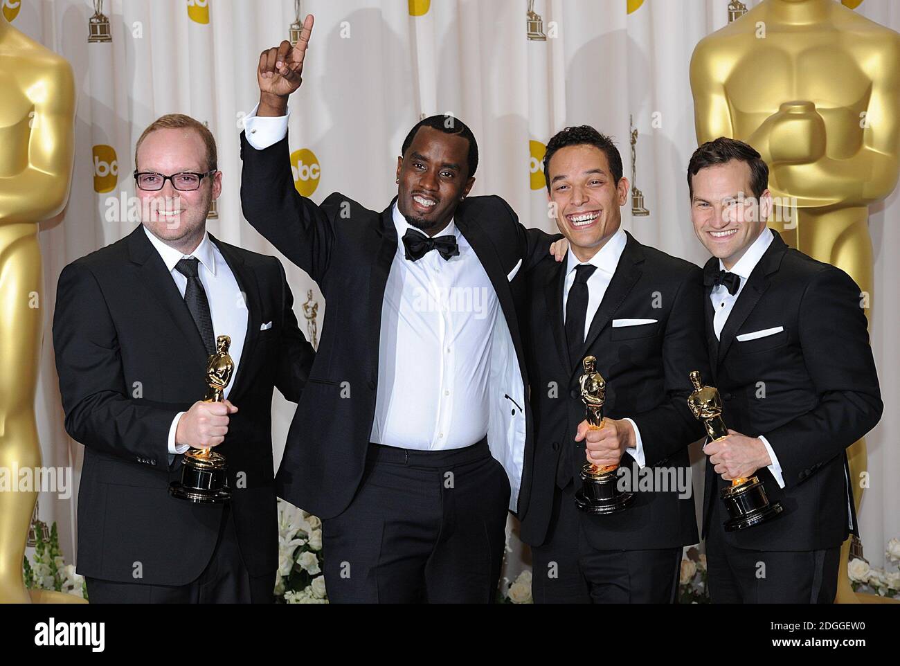 TJ Martin, Dan Lindsay et Richard Middlemas avec le prix du meilleur documentaire, reçu pour Undeeted, posent avec Sean 'Diddy' Combes aux 84e Academy Awards au Kodak Theatre de Los Angeles. Banque D'Images