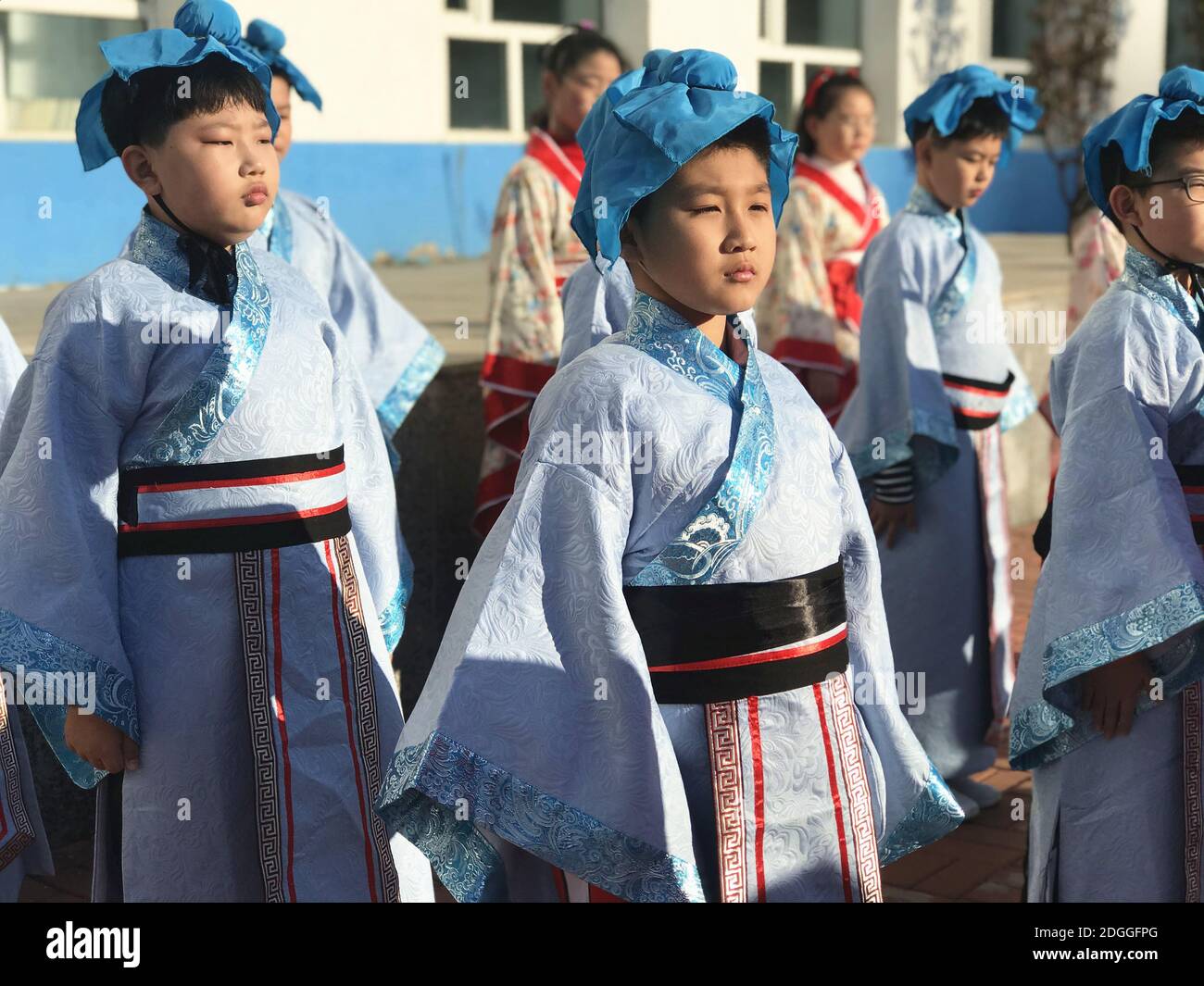 Les élèves de l'école primaire vêtus de Hanfu, un costume traditionnel chinois, écrivent la calligraphie et apprennent la culture traditionnelle dans la ville de Jilin, au nord-est Banque D'Images