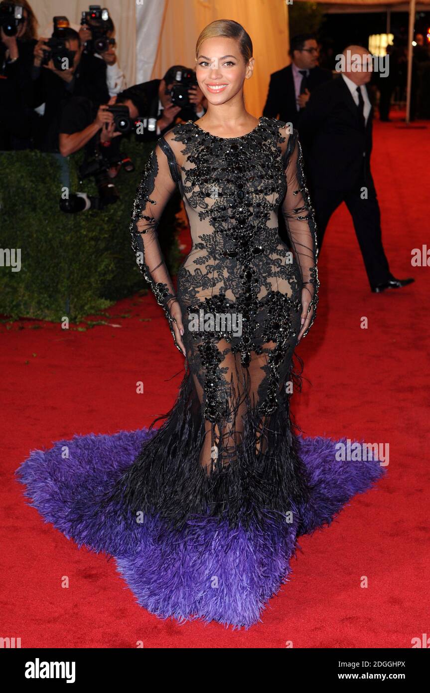 Beyonce Knowles arrivant au profit de l'Institut de costume, tenu au Metropolitan Museum of Art pour célébrer l'ouverture de Schiaparelli et Prada, Impossible conversations, New York. Photo par Doug Peters EMPICS Entertainment Banque D'Images