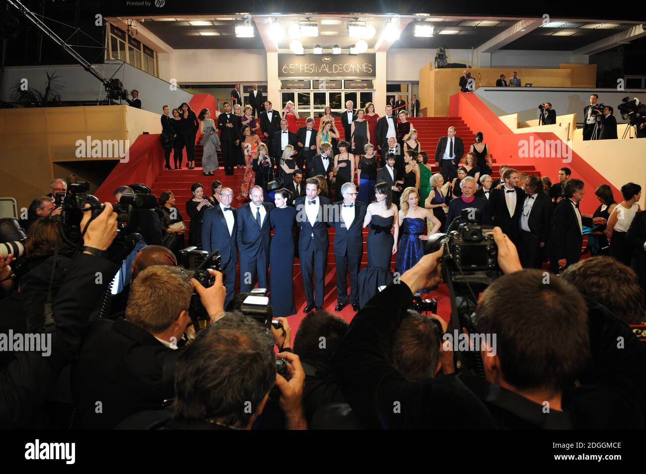 Les actrices Emily Hampshire, Sarah Gadon, directrice David Cronenberg, comédienne Robert Pattinson, acteurs Juliet Binoche et Paul Giamatti au Gala screening de Cosmopolis, qui a eu lieu au Palais de Festival. Partie du 65e Festival de Cannes. Banque D'Images