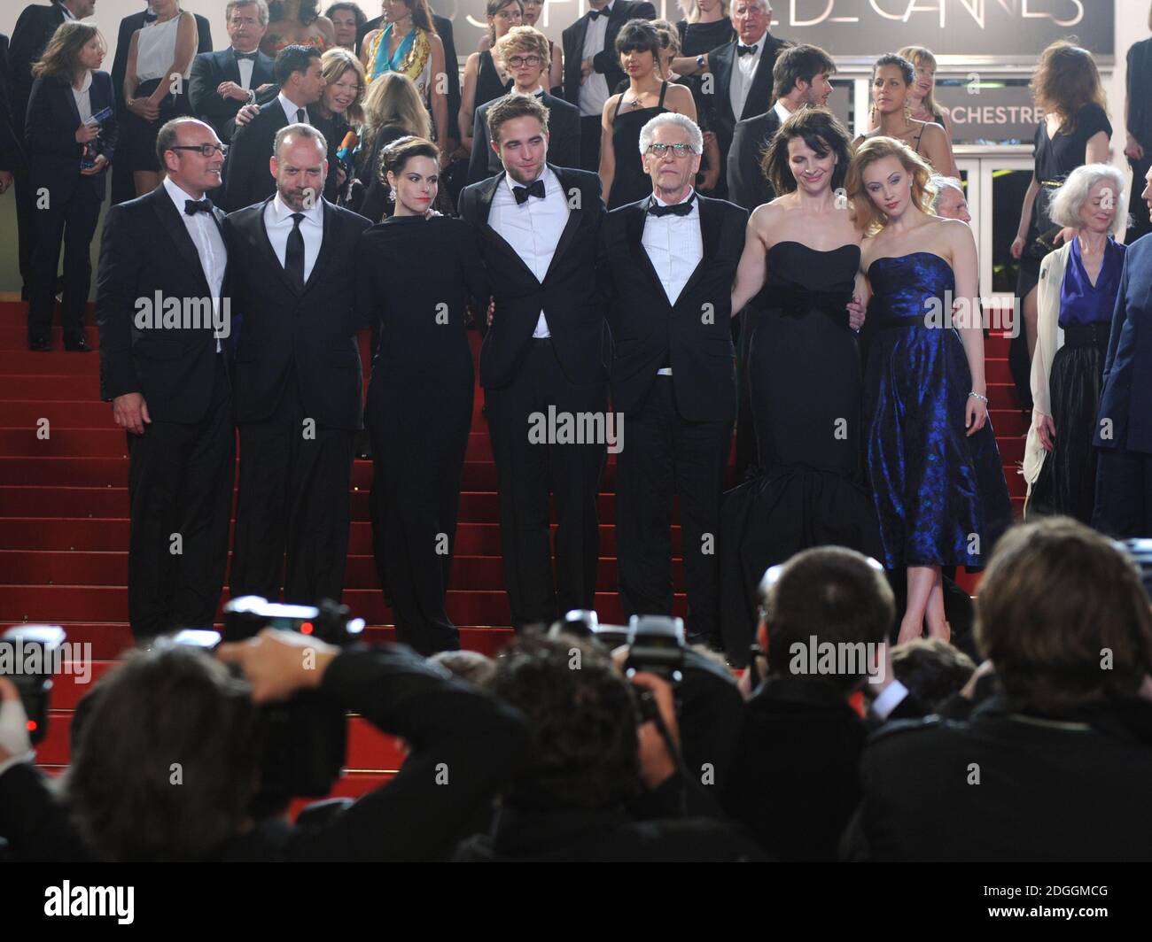 Les actrices Emily Hampshire, Sarah Gadon, directrice David Cronenberg, comédienne Robert Pattinson, acteurs Juliet Binoche et Paul Giamatti au Gala screening de Cosmopolis, qui a eu lieu au Palais de Festival. Partie du 65e Festival de Cannes. Banque D'Images