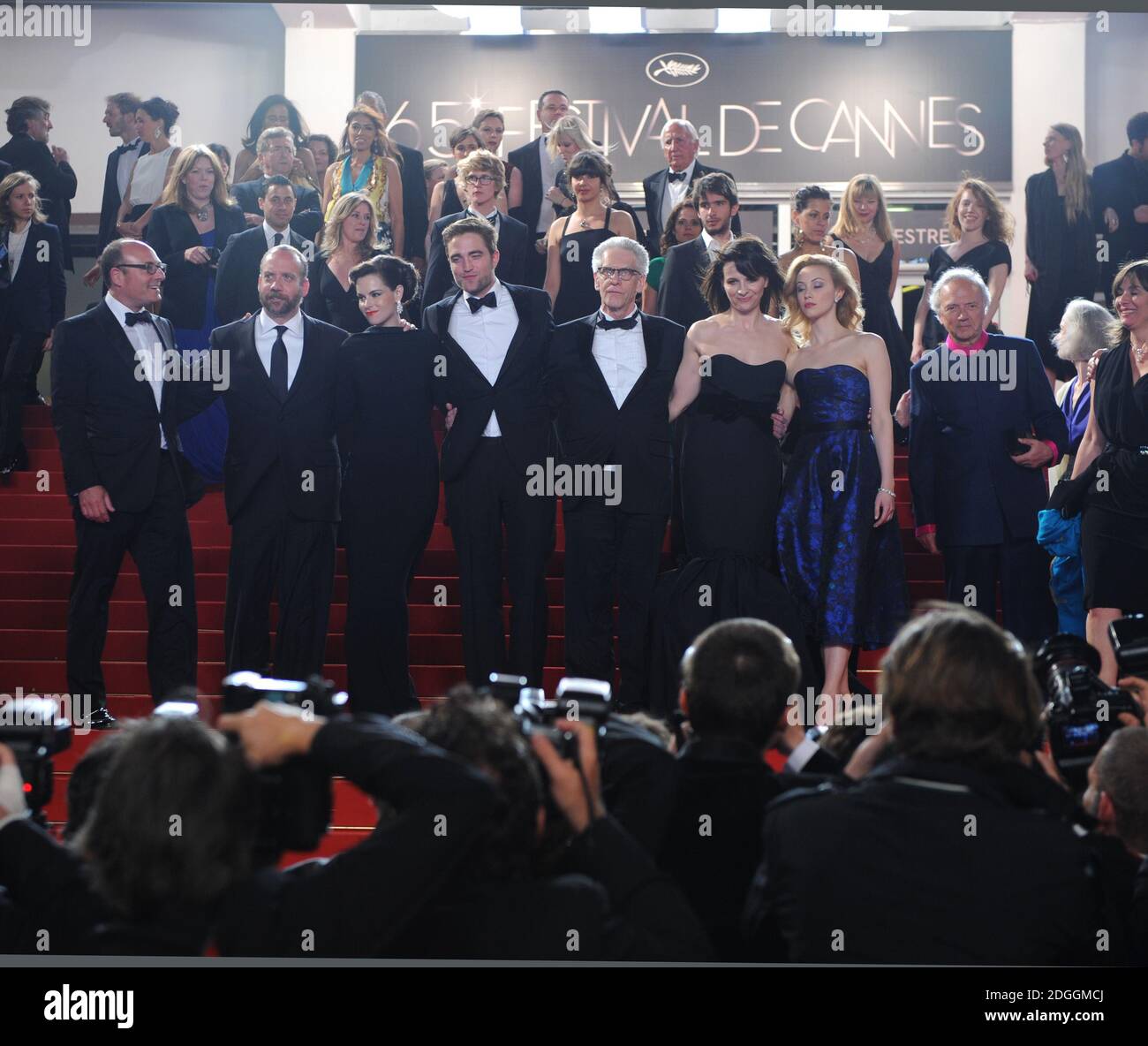 Les actrices Emily Hampshire, Sarah Gadon, directrice David Cronenberg, comédienne Robert Pattinson, acteurs Juliet Binoche et Paul Giamatti au Gala screening de Cosmopolis, qui a eu lieu au Palais de Festival. Partie du 65e Festival de Cannes. Banque D'Images
