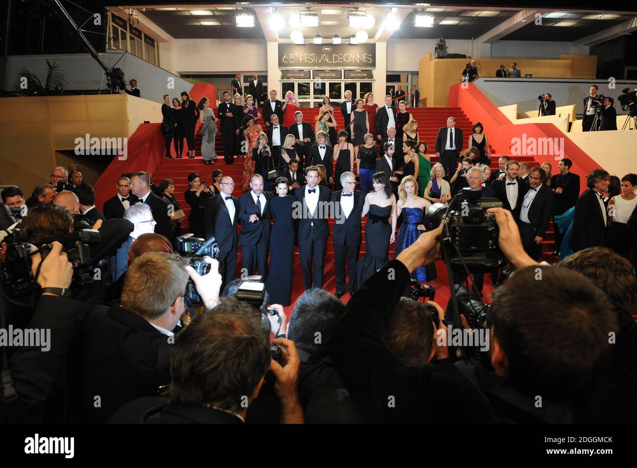 Les actrices Emily Hampshire, Sarah Gadon, directrice David Cronenberg, comédienne Robert Pattinson, acteurs Juliet Binoche et Paul Giamatti au Gala screening de Cosmopolis, qui a eu lieu au Palais de Festival. Partie du 65e Festival de Cannes. Banque D'Images