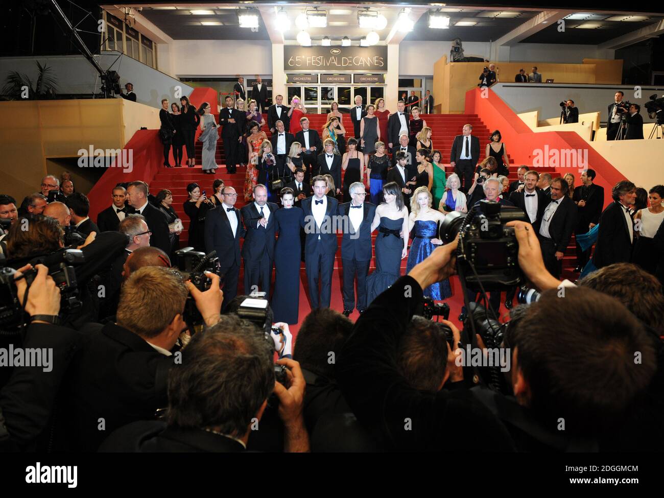 Les actrices Emily Hampshire, Sarah Gadon, directrice David Cronenberg, comédienne Robert Pattinson, acteurs Juliet Binoche et Paul Giamatti au Gala screening de Cosmopolis, qui a eu lieu au Palais de Festival. Partie du 65e Festival de Cannes. Banque D'Images