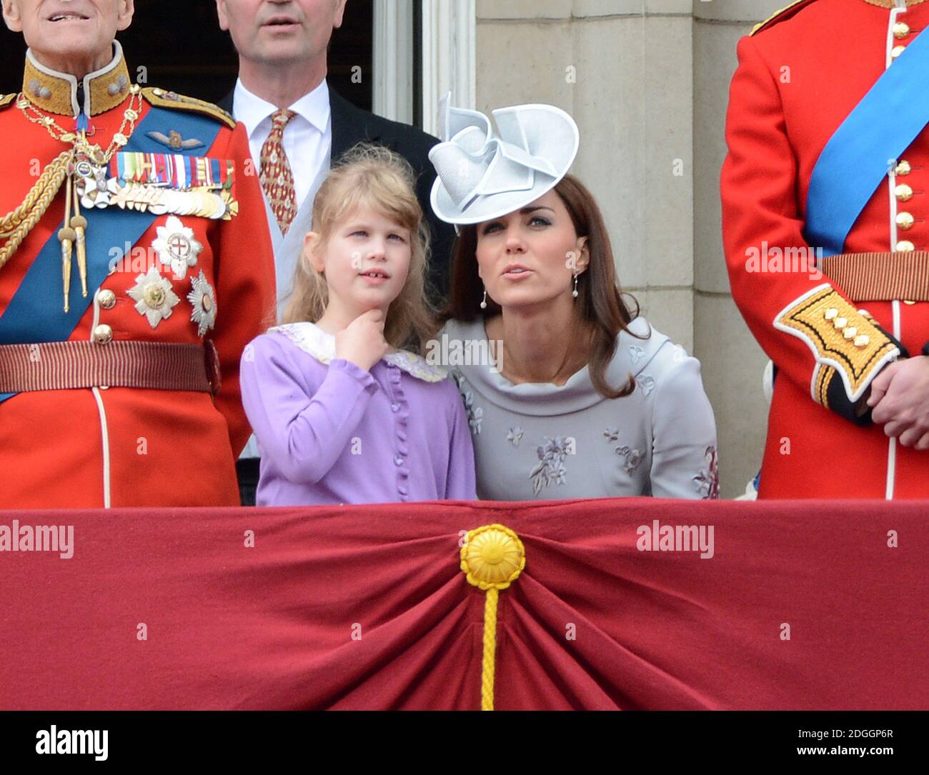 (De gauche à droite) Prince Philip Duke d'Édimbourg, Lady Louise Windsor, Catherine Duchesse de Cambridge regardant un survol de la Royal Air Force avec leur famille depuis le balcon de Buckingham Palace après la Trooping the Color à la Horse Guards Parade de Londres Banque D'Images