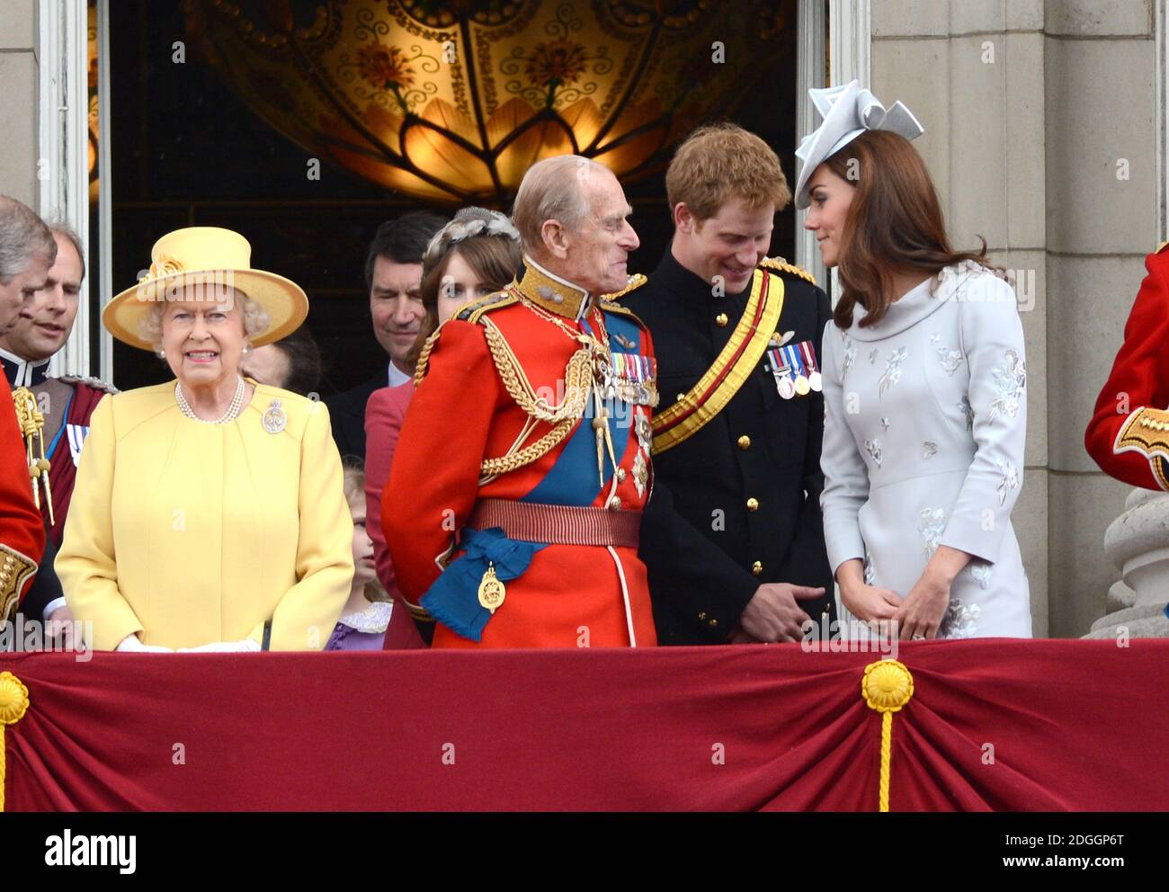 (De gauche à droite) la reine Elizabeth, le prince Philip Duke d'Édimbourg, Catherine Duchesse de Cambridge et le prince Harry regardant un survol de la Royal Air Force avec leur famille depuis le balcon de Buckingham Palace après le Trooping the Color à la parade des gardes à cheval à Londres Banque D'Images