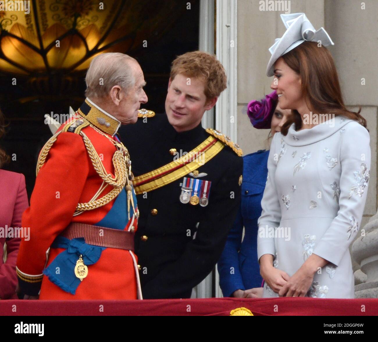 (De gauche à droite) Prince Philip Duke d'Édimbourg, Prince Harry et Catherine Duchesse de Cambridge regardant un survol de la Royal Air Force avec leur famille depuis le balcon de Buckingham Palace après la Trooping the Color à la parade des gardes à cheval à Londres Banque D'Images