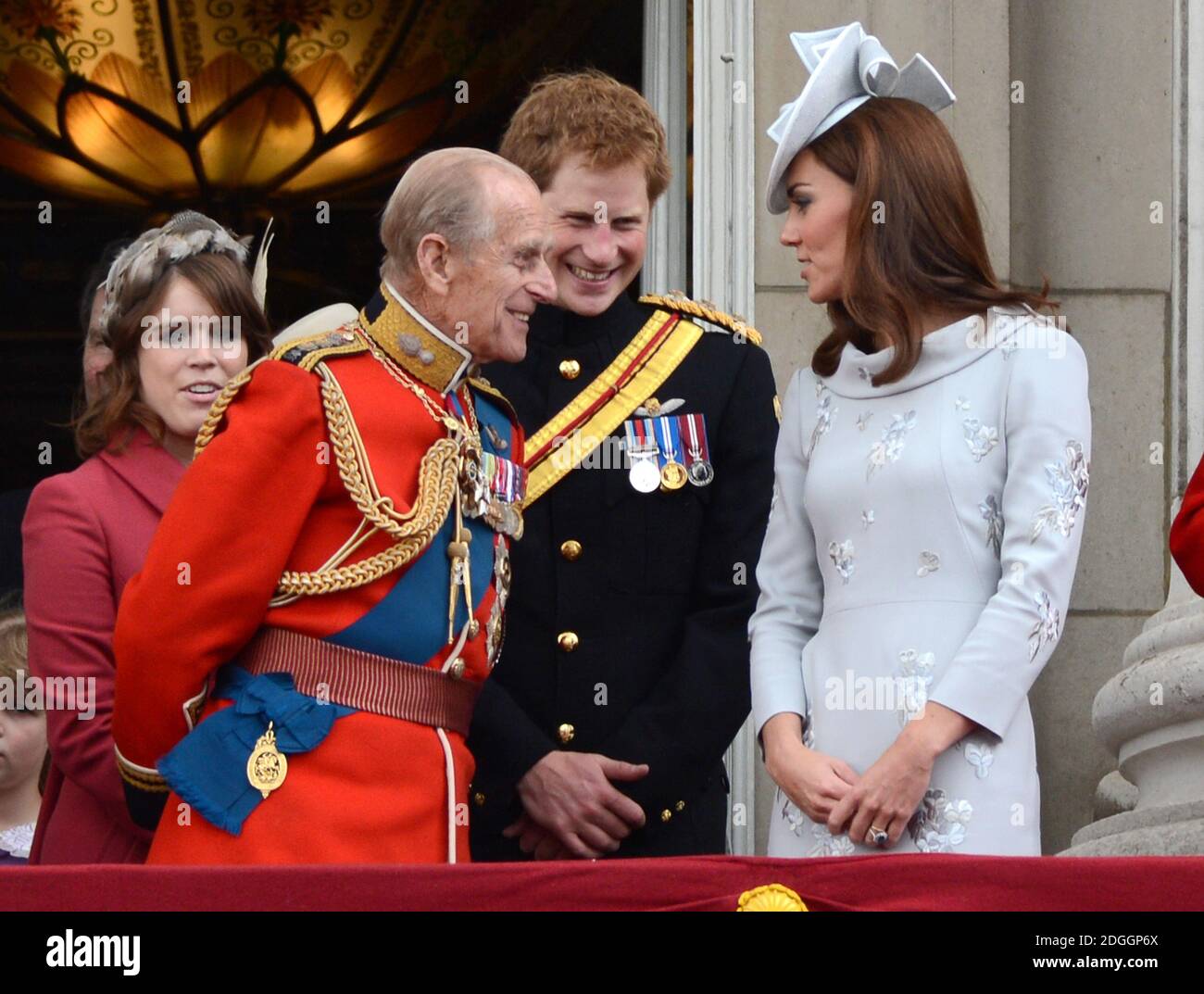 (De gauche à droite) la princesse Eugénie, le prince Philip Duke d'Édimbourg, le prince Harry et Catherine Duchesse de Cambridge regardant un survol de la Royal Air Force avec leur famille depuis le balcon de Buckingham Palace après le Trooping the Color à la parade des gardes à cheval à Londres Banque D'Images