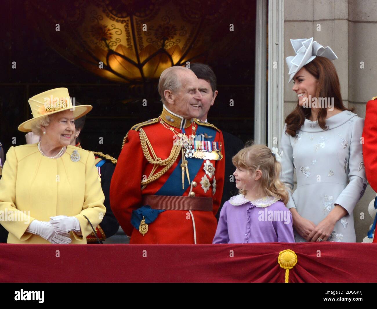 (De gauche à droite) la reine Elizabeth, le prince Philip Duke de Cambridge, Timothy Laurence, Lady Louise Windsor et Catherine Duchesse de Cambridge regardant un survol de la Royal Air Force avec leur famille depuis le balcon de Buckingham Palace après le Trooping The Color au Horse Guards Parade Londres Banque D'Images