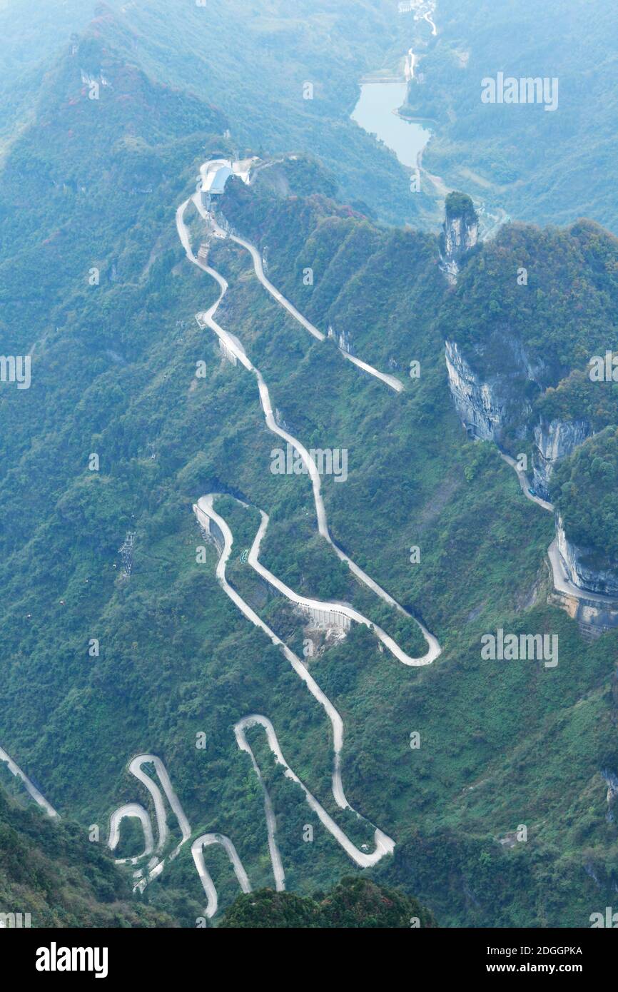 Une vue aérienne de la route sinueuse le long de la montagne et au milieu de la forêt, ville de Zhangjiajie, centre de la Chine¯province de Huanan, 3 novembre 2020. ** Banque D'Images