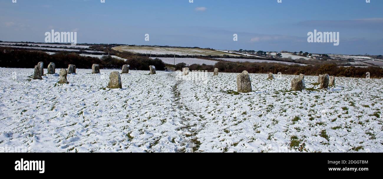 Un léger dépoussiérage de neige sur le cercle de pierre néolithique Merry Maidens près de St Buryan, à l'ouest de Cornwall, Angleterre, Royaume-Uni. Banque D'Images