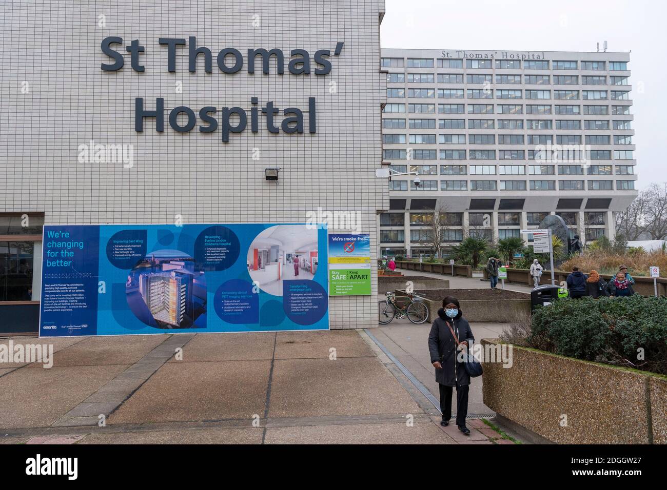 Londres, Royaume-Uni. 8 décembre 2020. Photo prise le 8 décembre 2020 montre une vue de l'hôpital St Thomas, l'un des hôpitaux pour donner la vaccination COVID-19, à Londres, en Grande-Bretagne. La Grande-Bretagne a commencé mardi son programme de vaccination à grande échelle contre le COVID-19, environ une semaine après qu'elle soit devenue le premier pays occidental à recevoir un vaccin contre le COVID-19. Credit: Ray Tang/Xinhua/Alay Live News Banque D'Images