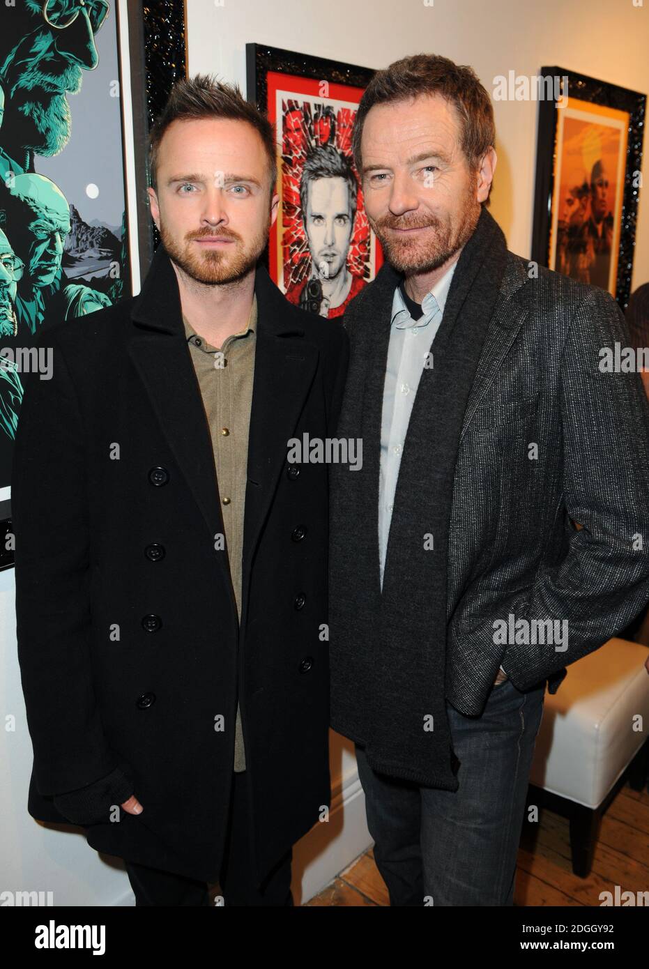 Aaron Paul et Bryan Cranston assistent au Breaking Bad Art Project en association avec Sony Pictures Television et Netflix avec une exposition d'œuvres inspirées de la série, Londres. Banque D'Images