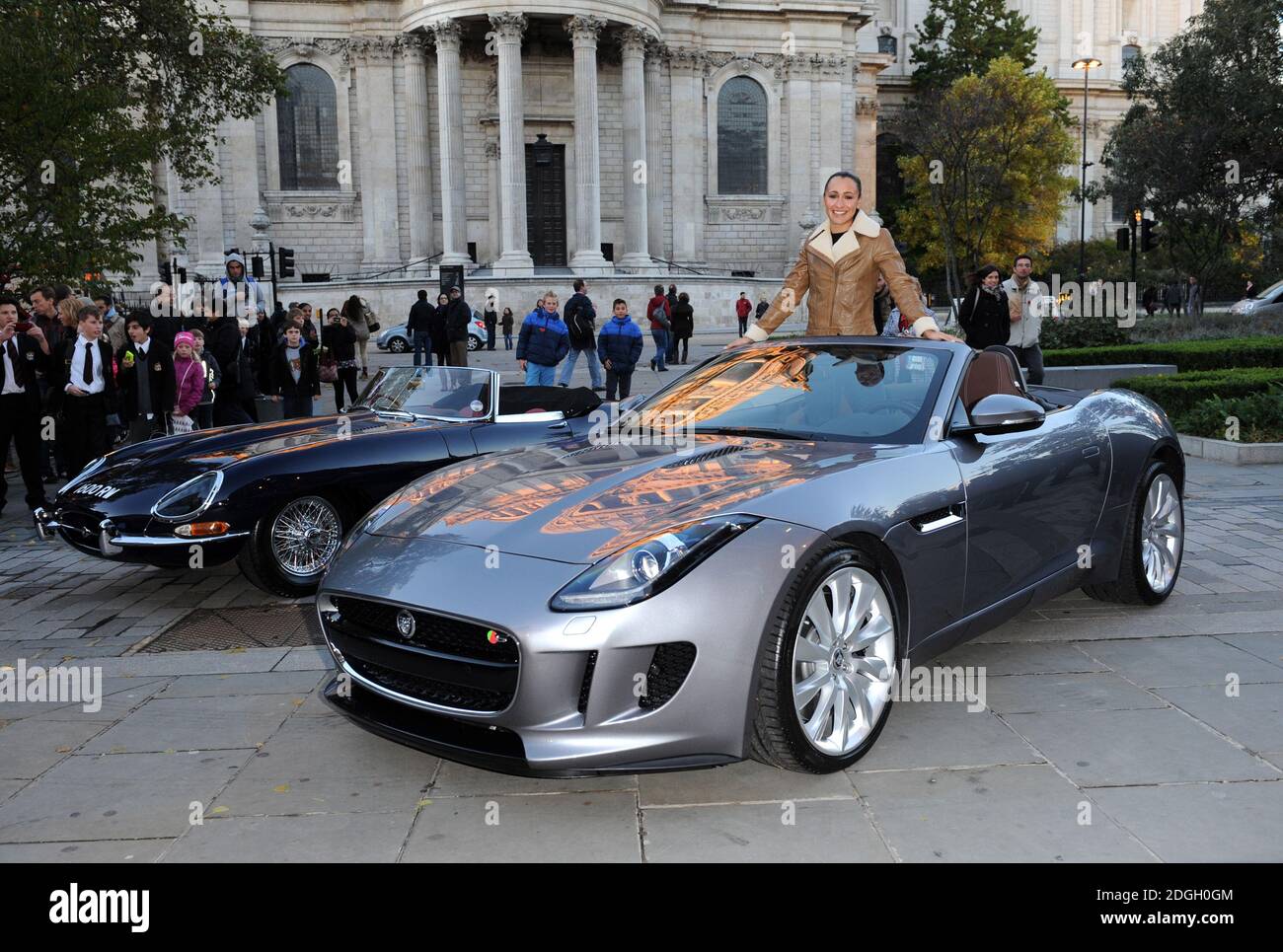 Jessica Ennis pose avec la nouvelle Jaguar de type S dans la ville de Londres. Banque D'Images