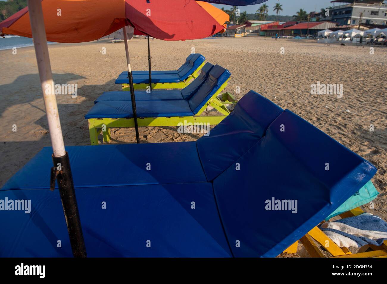 Goa,Inde-10 novembre 2020, tôt le matin plage avec soleil bleu de couleur Lits et parasols colorés sur la plage de Goa Banque D'Images