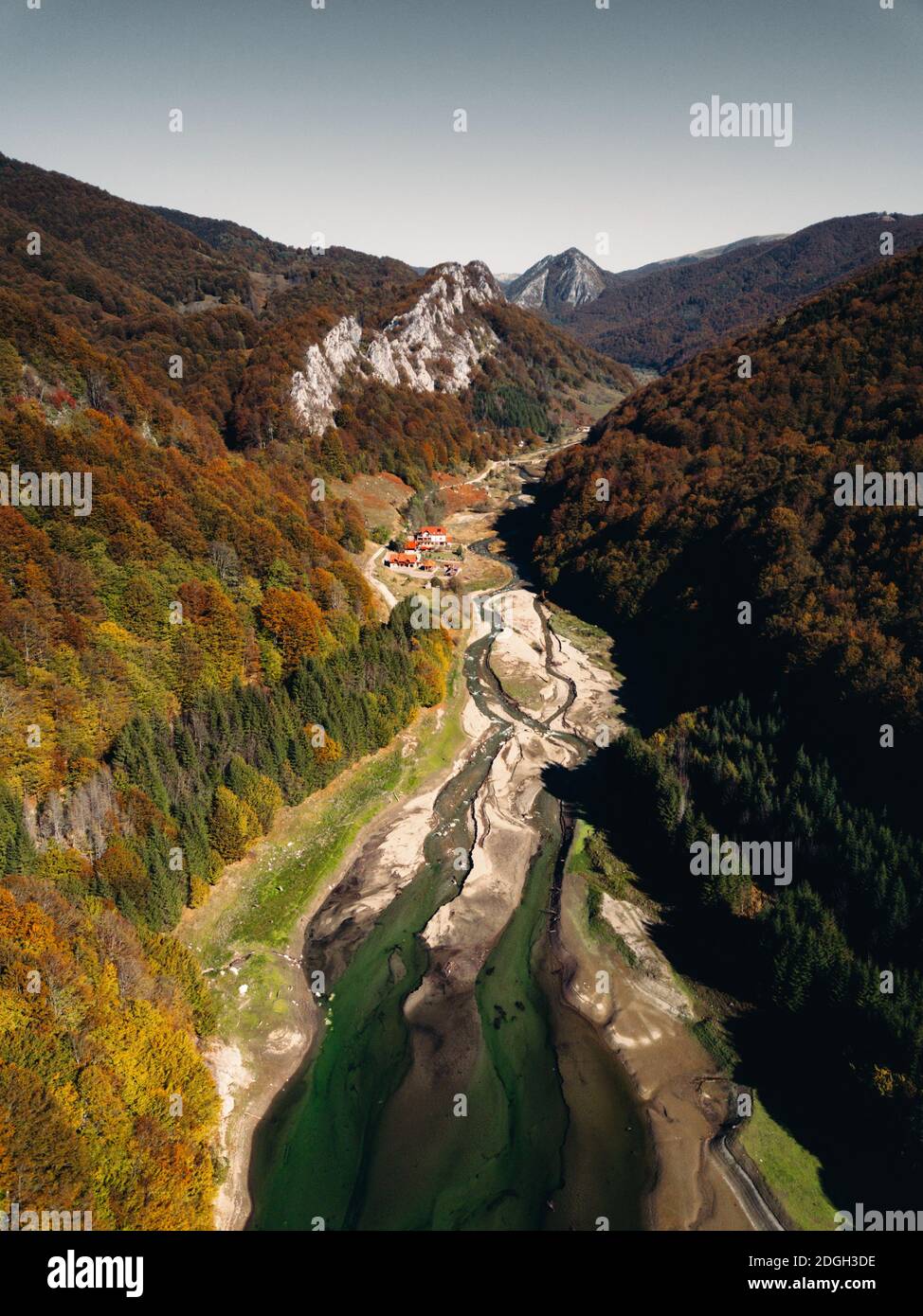 Paysage aérien d'automne. Rivière Cristal claire qui coule entre la forêt d'automne colorée. Banque D'Images